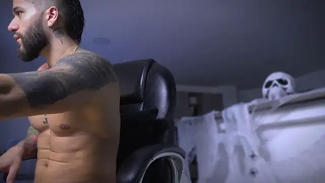 Snapshot of Frank_Farrell chatting on October 28, 10:34 pm Frank Farrell online show from October 28, 10:34 pm