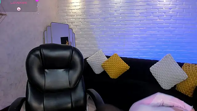 Snapshot of MaryLewis_ chatting on February 3, 6:07 pm MaryLewis online show from February 3, 6:07 pm