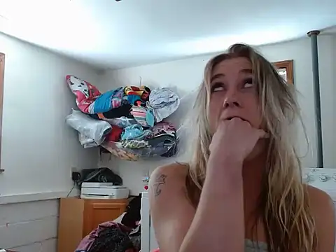 Snapshot of missymilf chatting on September 16, 2:40 pm missymilf online show from September 16, 2:40 pm