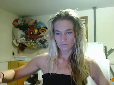 Snapshot of missymilf chatting on October 1, 1:00 am missymilf online show from October 1, 1:00 am