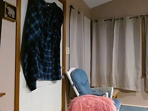 Snapshot of missymilf chatting on November 27, 2:13 am missymilf online show from November 27, 2:13 am