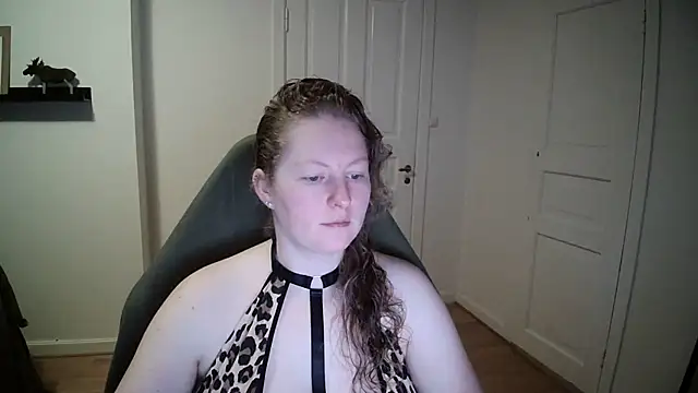 Snapshot of Girlnina-1995 chatting on December 18, 10:40 am Girlnina-1995 online show from December 18, 10:40 am