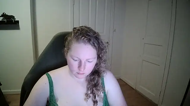 Snapshot of Girlnina-1995 chatting on December 19, 6:12 pm Girlnina-1995 online show from December 19, 6:12 pm