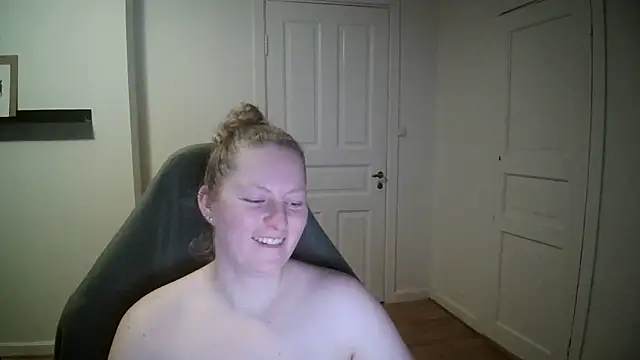 Snapshot of Girlnina-1995 chatting on January 15, 6:40 pm Girlnina-1995 online show from January 15, 6:40 pm