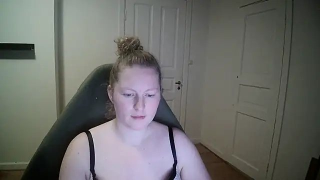 Snapshot of Girlnina-1995 chatting on January 23, 8:24 pm Girlnina-1995 online show from January 23, 8:24 pm