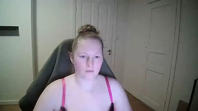 Snapshot of Girlnina-1995 chatting on February 6, 4:25 pm Girlnina-1995 online show from February 6, 4:25 pm