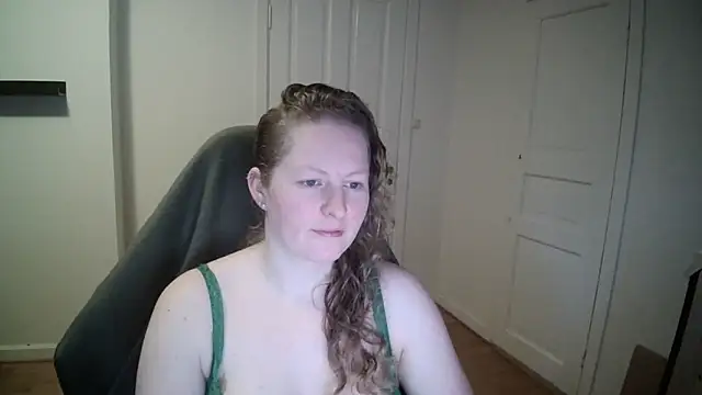 Snapshot of Girlnina-1995 chatting on February 10, 9:25 am Girlnina-1995 online show from February 10, 9:25 am