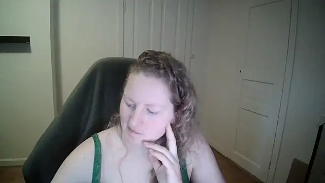 Snapshot of Girlnina-1995 chatting on February 10, 12:29 pm Girlnina-1995 online show from February 10, 12:29 pm