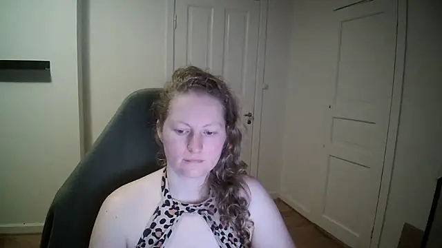 Snapshot of Girlnina-1995 chatting on February 12, 5:05 pm Girlnina-1995 online show from February 12, 5:05 pm