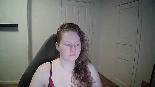 Snapshot of Girlnina-1995 chatting on February 17, 8:52 am Girlnina-1995 online show from February 17, 8:52 am