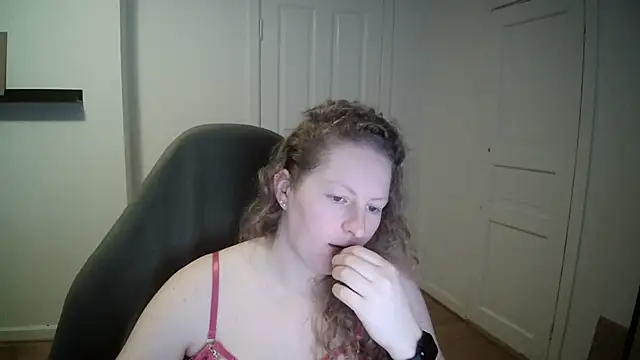 Snapshot of Girlnina-1995 chatting on February 24, 12:16 pm Girlnina-1995 online show from February 24, 12:16 pm