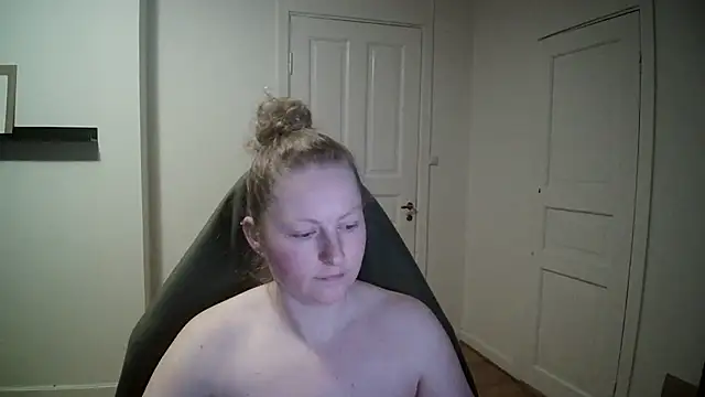 Snapshot of Girlnina-1995 chatting on February 26, 10:20 pm Girlnina-1995 online show from February 26, 10:20 pm