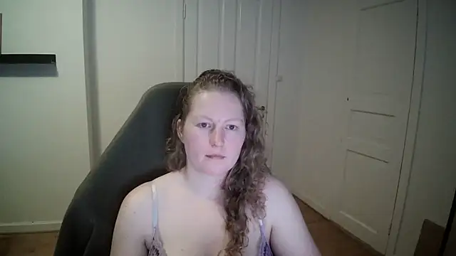 Snapshot of Girlnina-1995 chatting on February 27, 12:45 pm Girlnina-1995 online show from February 27, 12:45 pm