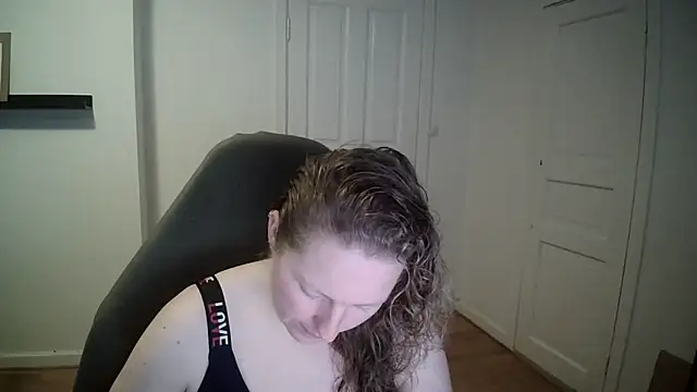 Snapshot of Girlnina-1995 chatting on March 4, 10:35 am Girlnina-1995 online show from March 4, 10:35 am