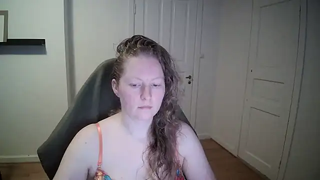 Snapshot of Girlnina-1995 chatting on March 19, 9:17 am Girlnina-1995 online show from March 19, 9:17 am