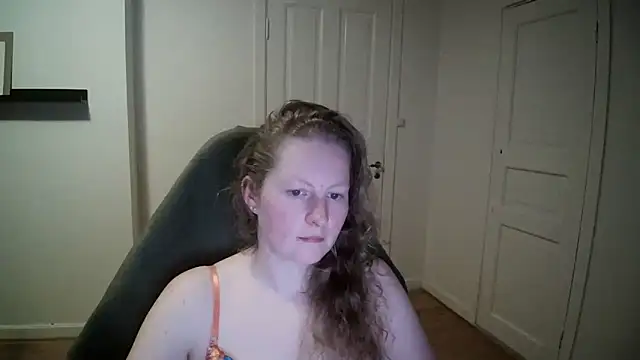 Snapshot of Girlnina-1995 chatting on March 19, 7:06 pm Girlnina-1995 online show from March 19, 7:06 pm