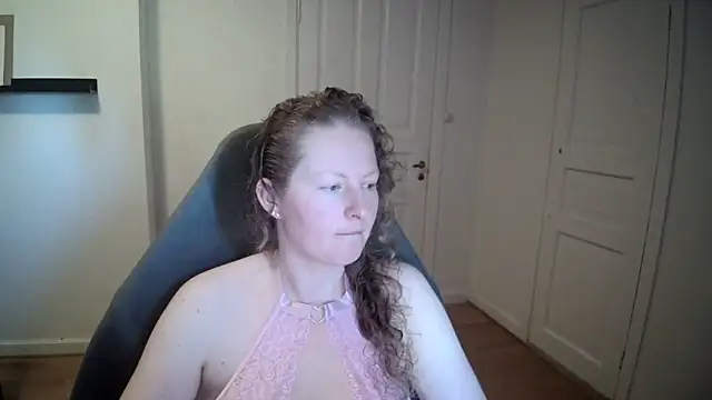 Snapshot of Girlnina-1995 chatting on March 20, 10:32 am Girlnina-1995 online show from March 20, 10:32 am