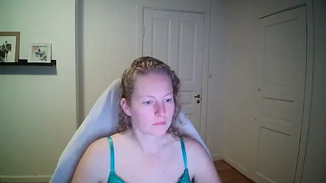 Snapshot of Girlnina-1995 chatting on September 18, 7:43 am Girlnina-1995 online show from September 18, 7:43 am