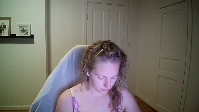 Snapshot of Girlnina-1995 chatting on September 29, 8:57 pm Girlnina-1995 online show from September 29, 8:57 pm