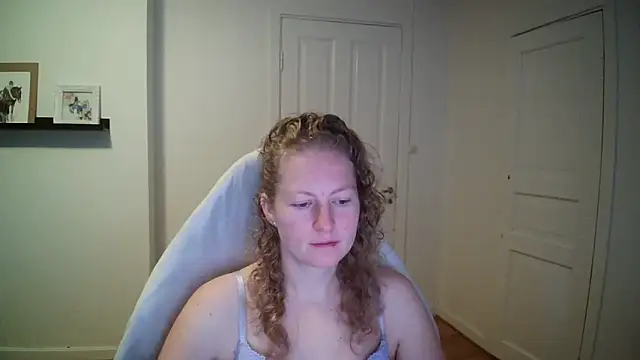 Snapshot of Girlnina-1995 chatting on October 6, 7:06 am Girlnina-1995 online show from October 6, 7:06 am