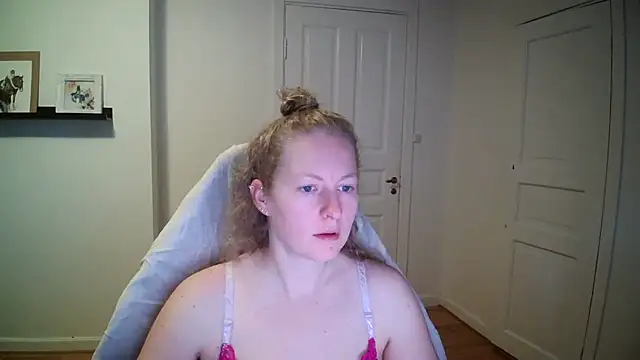 Snapshot of Girlnina-1995 chatting on October 13, 7:08 am Girlnina-1995 online show from October 13, 7:08 am