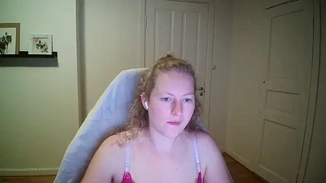 Snapshot of Girlnina-1995 chatting on October 13, 8:20 pm Girlnina-1995 online show from October 13, 8:20 pm