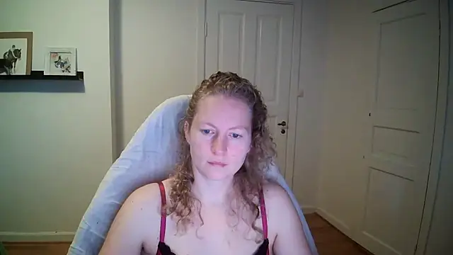 Snapshot of Girlnina-1995 chatting on October 15, 6:57 am Girlnina-1995 online show from October 15, 6:57 am