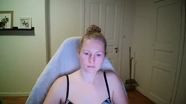 Snapshot of Girlnina-1995 chatting on October 16, 7:48 pm Girlnina-1995 online show from October 16, 7:48 pm