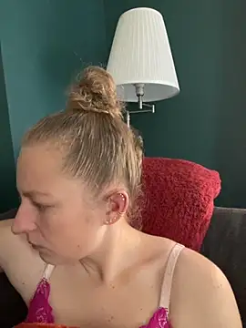 Snapshot of Girlnina-1995 chatting on October 28, 10:41 am Girlnina-1995 online show from October 28, 10:41 am