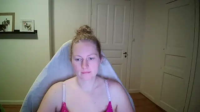 Snapshot of Girlnina-1995 chatting on October 28, 10:45 pm Girlnina-1995 online show from October 28, 10:45 pm