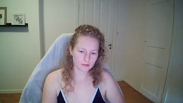 Snapshot of Girlnina-1995 chatting on October 29, 11:01 am Girlnina-1995 online show from October 29, 11:01 am