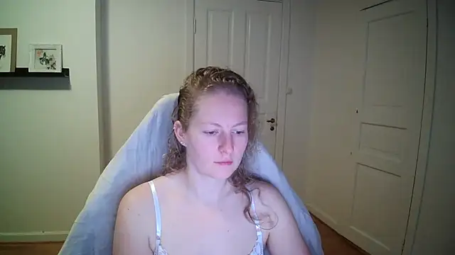 Snapshot of Girlnina-1995 chatting on October 30, 9:33 am Girlnina-1995 online show from October 30, 9:33 am