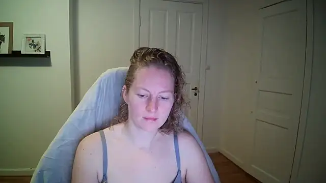 Snapshot of Girlnina-1995 chatting on October 31, 7:42 am Girlnina-1995 online show from October 31, 7:42 am