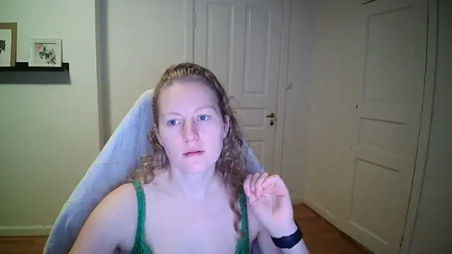 Snapshot of Girlnina-1995 chatting on November 3, 7:20 am Girlnina-1995 online show from November 3, 7:20 am