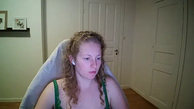 Snapshot of Girlnina-1995 chatting on November 3, 7:26 pm Girlnina-1995 online show from November 3, 7:26 pm