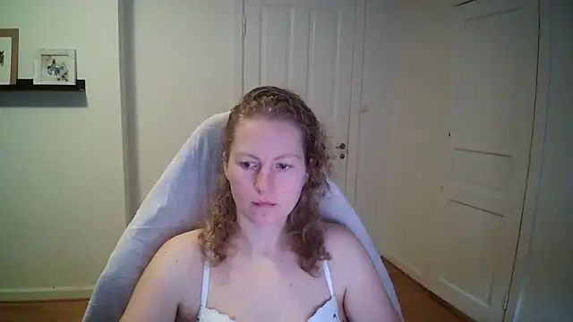 Snapshot of Girlnina-1995 chatting on November 17, 10:21 am Girlnina-1995 online show from November 17, 10:21 am