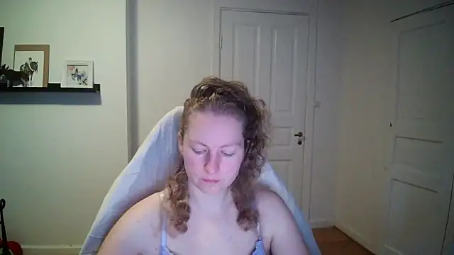 Snapshot of Girlnina-1995 chatting on November 18, 8:52 am Girlnina-1995 online show from November 18, 8:52 am