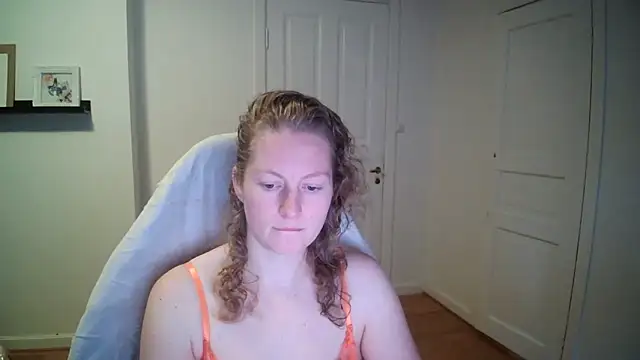 Snapshot of Girlnina-1995 chatting on November 26, 9:32 am Girlnina-1995 online show from November 26, 9:32 am