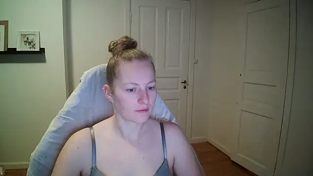 Snapshot of Girlnina-1995 chatting on November 27, 10:06 am Girlnina-1995 online show from November 27, 10:06 am