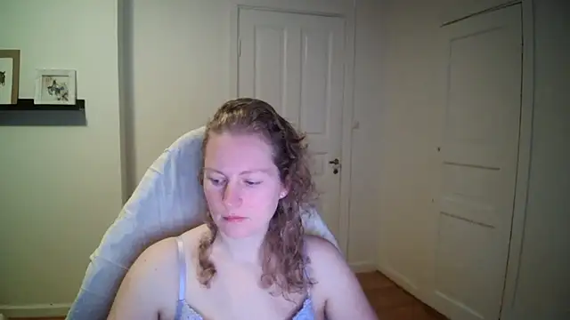 Snapshot of Girlnina-1995 chatting on December 1, 9:47 am Girlnina-1995 online show from December 1, 9:47 am