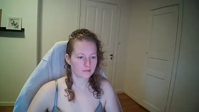 Snapshot of Girlnina-1995 chatting on December 5, 10:02 am Girlnina-1995 online show from December 5, 10:02 am