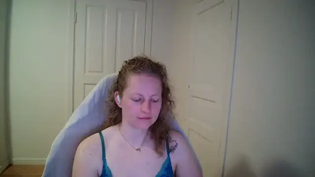 Snapshot of Girlnina-1995 chatting on April 22, 6:38 am Girlnina-1995 online show from April 22, 6:38 am
