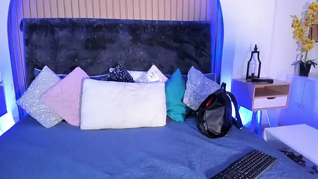 Karlagonzales  online show from April 17, 8:56 pm