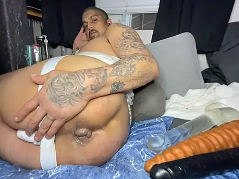 Snapshot of Vision1285 chatting on December 1, 12:04 am Vision1285 online show from December 1, 12:04 am