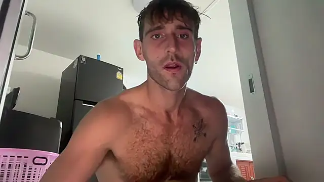 Snapshot of lukegunn chatting on December 13, 11:06 pm lukegunn online show from December 13, 11:06 pm