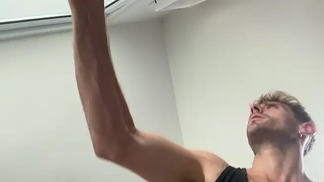 Snapshot of lukegunn chatting on December 16, 2:36 am lukegunn online show from December 16, 2:36 am