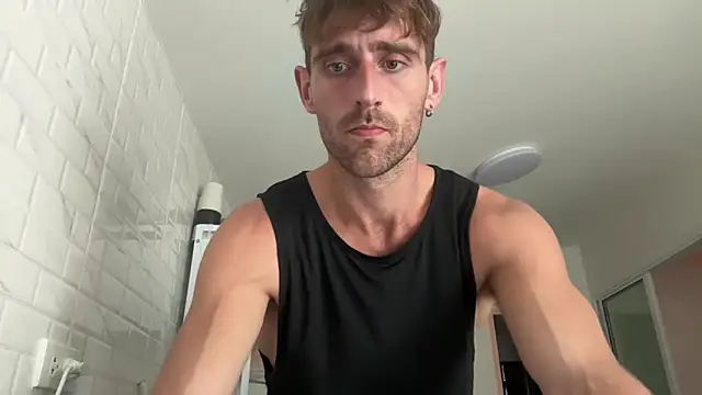 Snapshot of lukegunn chatting on December 17, 2:44 am lukegunn online show from December 17, 2:44 am