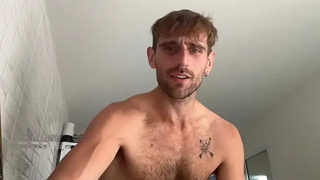 Snapshot of lukegunn chatting on December 25, 11:10 pm lukegunn online show from December 25, 11:10 pm