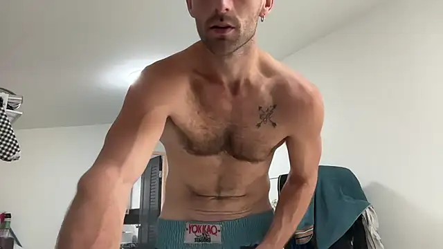 Snapshot of lukegunn chatting on January 9, 2:22 am lukegunn online show from January 9, 2:22 am