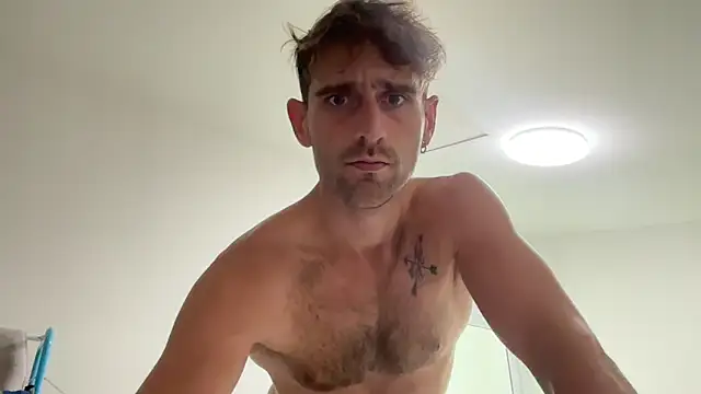 Snapshot of lukegunn chatting on January 23, 1:19 am lukegunn online show from January 23, 1:19 am